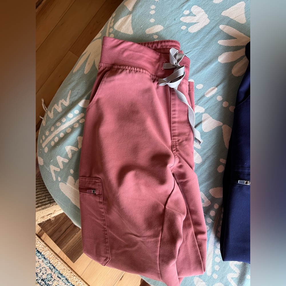 XS Petite FIGS Yola Mauve Bottoms